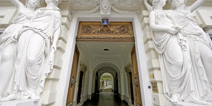 Hochzeit - Art der Location: Schloss - Wien - Eingang zum Palais Pallavicini gegenüber der Nationalbibliothek. - Palais Pallavicini