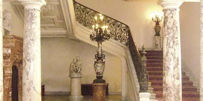 Hochzeit - Art der Location: Schloss - Wien - Ein Blick auf das Stiegenhaus des Palais Pallavicini. - Palais Pallavicini
