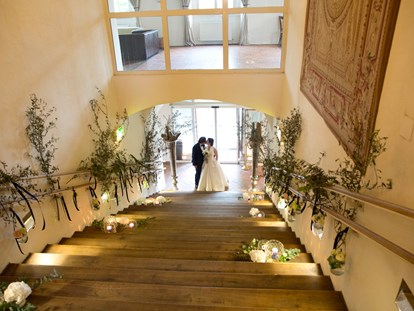 Hochzeit - Art der Location: Eventlocation - Landskron - Brautpaar kommt in den Festsaal  - Schloss Maria Loretto am Wörthersee
