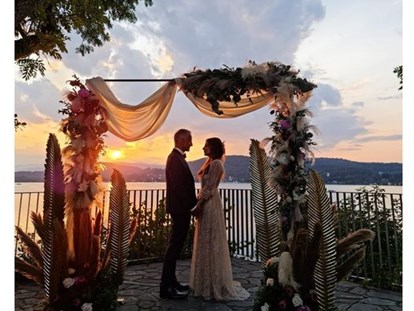 Hochzeit - Frühlingshochzeit - St. Georgen am Längsee - Der magische Moment beim Sonnenuntergang. - Schloss Maria Loretto am Wörthersee