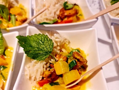 Hochzeit - Trauung im Freien - Vegane Fingerfoods, Curry mit geräuchertem Tofu und Basmatireis  - Schloss Maria Loretto am Wörthersee