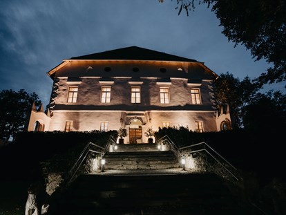 Hochzeit - Art der Location: Eventlocation - Landskron - Abendansicht des Schloss Maria Lorettos, die Ansicht ist der Haupteingang - Schloss Maria Loretto am Wörthersee