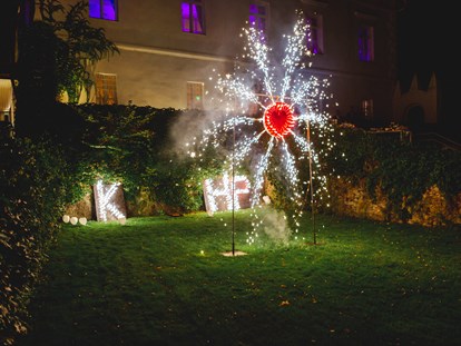Hochzeit - Art der Location: Eventlocation - Landskron - Feuerwerk im Garten  - Schloss Maria Loretto am Wörthersee