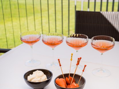 Hochzeit - Sommerhochzeit - Die perfekte Begleitung zum Rose Champagner, Erdbeeren mit Schlagobers. - Schloss Maria Loretto am Wörthersee