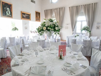 Hochzeit - Frühlingshochzeit - St. Georgen am Längsee - Der Saal für das Dinner. - Schloss Maria Loretto am Wörthersee