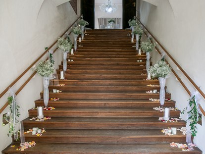 Hochzeit - Frühlingshochzeit - St. Georgen am Längsee - Der Stiegenaufgang  - Schloss Maria Loretto am Wörthersee