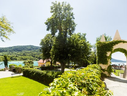 Hochzeit - Sommerhochzeit - Gartenansicht von der vorderen Terrasse. - Schloss Maria Loretto am Wörthersee