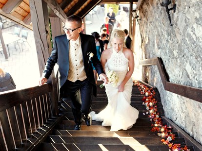 Hochzeit - Sommerhochzeit - Brautpaar auf dem Weg zum Hochzeitssaal, Burg Landskron - Burg Landskron