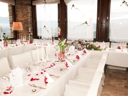 Hochzeit - Art der Location: Eventlocation - Landskron - Hochzeitstafel im Turmsaal, Burg Landskron - Burg Landskron