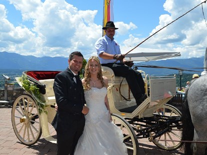 Hochzeit - Sommerhochzeit - Ankunft des Brautpaares mit der Pferde-Kutsche - Burg Landskron