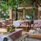 Hochzeitslocation: Holzterrasse mit Holzpavillon für ca. 70 Personen - Weingut Weinhandwerk
