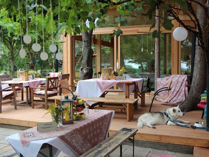 Hochzeit - Kinderbetreuung - Holzterrasse mit Holzpavillon für ca. 70 Personen - Weingut Weinhandwerk