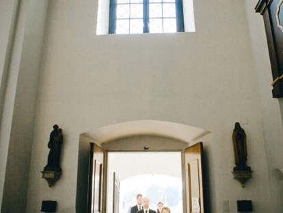 Hochzeit - Art der Location: privates Anwesen - Die nahegelegene Kirche.
Foto © stillandmotionpictures.com - Schloss Halbturn - Restaurant Knappenstöckl