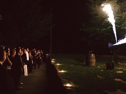 Hochzeit - Art der Location: Scheune - Feuershow am Abend - Heiraten auf Schloss Horneck / Eventscheune 