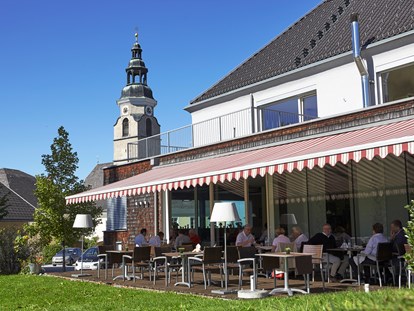 Hochzeit - Parkplatz: kostenlos - Mattighofen - Lage mitten im Grünen, Blick auf die Terrasse - Kirchenwirt Strasswalchen