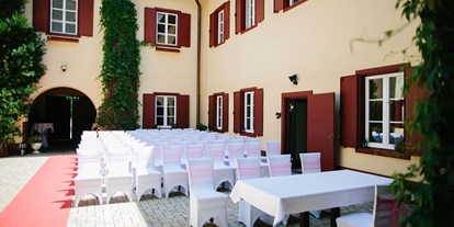 Hochzeit - Art der Location: Gasthaus - Liebenfels - Heiraten auf Gut Drasing in Krumpendorf am Wörthersee, Kärnten.
Foto © henrywelischweddings.com - Gut Drasing