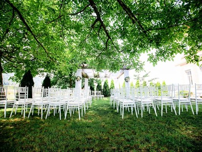 Hochzeit - Standesamt - Luftig, weiß und von leichter Windbrise umgeben gibt Euch die Natur diesen romantischen Hauch eines Sommertagtraumes - Alte Schule