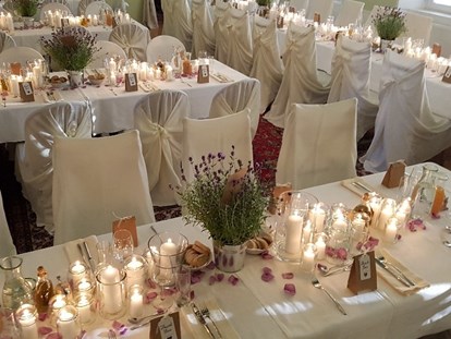 Hochzeit - Weinkeller - Eine festlich gedeckte Tafel zu feierlichem Anlass darf ruhig glänzender und üppiger sein, und die Stimmung Ihrer Hochzeitsfeier widerspiegeln. - Alte Schule