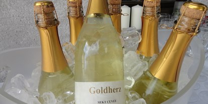 Hochzeit - Art der Location: Restaurant - Oberösterreich - Sektempfang mit unserem "Goldherz" - hauseigener Winzersekt. - Eidenberger Alm