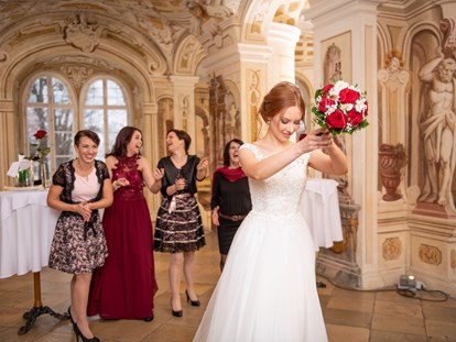 Hochzeit - Hunde erlaubt - Brautstrauß werfen in der Freskenhalle  - Schlosshotel Rosenau