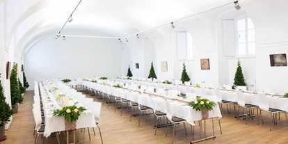 Hochzeit - Trauung im Freien - Rosenburg - Hochzeitstafel im Festsaal - Kunsthaus Horn