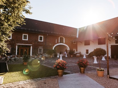 Hochzeit - Art der Location: privates Anwesen - Oberösterreich - Abendstimmung im Innenhof
 - KletzmayrHof