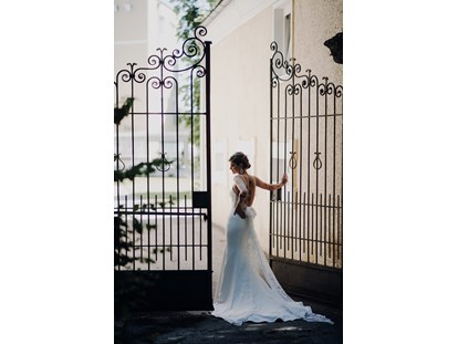 Hochzeit - nächstes Hotel - Braut am Weg zur Kapelle - ARCOTEL Castellani Salzburg