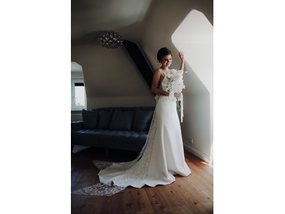 Hochzeit - Personenanzahl - Ainring - Braut in der Suite getting ready. - ARCOTEL Castellani Salzburg