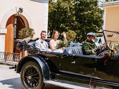 Hochzeit - Hochzeits-Stil: Modern - Schönau am Königssee - Anfahrt mit Oldtimer - ARCOTEL Castellani Salzburg