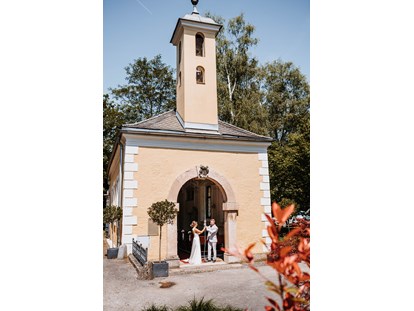 Hochzeit - Umgebung: in einer Stadt - Scheffau am Tennengebirge - Gemeinsames Läuten der Hochzeitsglocke - ARCOTEL Castellani Salzburg