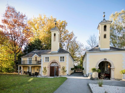 Hochzeit - Umgebung: in einer Stadt - Der romantische Kapellenhof mit barocker Kapelle und der Alten Pfarrei - ARCOTEL Castellani Salzburg