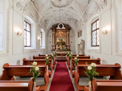Hochzeit - nächstes Hotel - Unsere barocke Kapelle ist für christliche und nicht-christliche Trauungen frei gegeben und bietet Platz für 40 Personen - ARCOTEL Castellani Salzburg