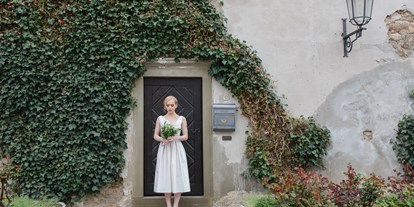 Hochzeit - Hunde erlaubt - Mailberg - Braut-Aufnahmen im Schlosshof - Schlosshotel Mailberg