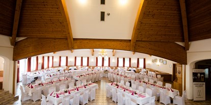 Hochzeit - Hochzeits-Stil: Modern - Gmunden - Festsaal - Frodlhof
