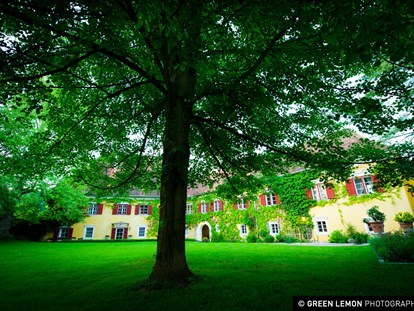 Hochzeit - Art der Location: Wintergarten - Genießen Sie die Gartenanlagen des Schloss Ottersbach.
Foto © greenlemon.at - Schloss Ottersbach