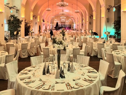 Hochzeit - Hochzeitsessen: Catering - Galatische und Stühle mit Hussen in Blickrichtung Bühne in der Orangerie  - Schloss Schönbrunn Orangerie und Apothekertrakt 
