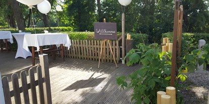 Hochzeit - Preisniveau: moderat - Wien - Eingang Terrasse bei einer unserer Gartenhochzeiten - Berggasthof Magdalenenhof