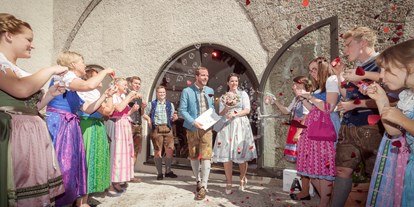 Hochzeit - Salzburg - Empfang im Burginnenhof - Burg Golling
