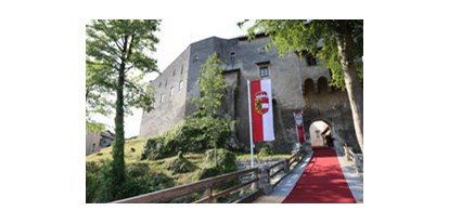 Hochzeit - Hochzeits-Stil: Urban Chic - Tennengau - Burg Golling - Burgaufgang - Burg Golling