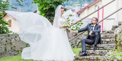 Hochzeit - Preisniveau: moderat - Ainring - Brautpaar im Burggarten - Burg Golling