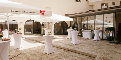 Hochzeit - Hochzeits-Stil: Fine-Art - Salzburg - Aperitif im Burginnenhof - Burg Golling