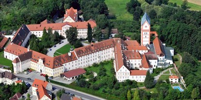 Hochzeit - Hochzeits-Stil: Boho - Aichach (Landkreis Aichach-Friedberg) - Das Gelände des Kloster Scheyern mit der Basilika - Klosterschenke Scheyern - Prielhof
