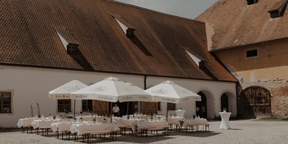 Hochzeit - Hochzeitsessen: 5-Gänge Hochzeitsmenü - Scheyern - Der Innenhof des Prielhof bestuhlt für Kaffee und Kuchen am Nachmittag - Klosterschenke Scheyern - Prielhof