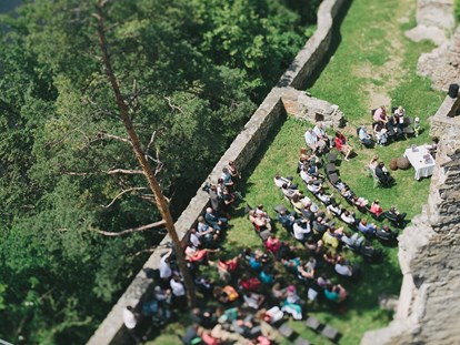Hochzeit - Umgebung: mit Seeblick - Heiraten im Freien auf der Ruine Dobra in Niederösterreich.
Foto © thomassteibl.com - Ruine Dobra