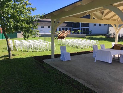 Hochzeit - Geeignet für: Vernissage oder Empfang - Pressbaum - Gartenansicht mit Pavillon und Sesseln - Donauhof Zwentendorf