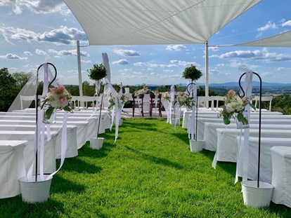 Hochzeit - Art der Location: ausgefallene Location - Trauungs Set up auf der Infinity Terrasse - Hannersberg - der Hochzeitsberg