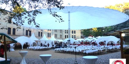 Hochzeit - Art der Location: Eventlocation - Magdeburg - Innenhof der Festung Mark mit festlicher Hochzeitseindeckung unter dem "Magic Sky". - Festung Mark