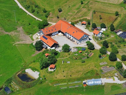 Hochzeit - barrierefreie Location - Luftbild von Lamplstätt mit 35 ha um die Location - Hochzeitslocation Lamplstätt - 3 Tage feiern ohne Sperrstunde
