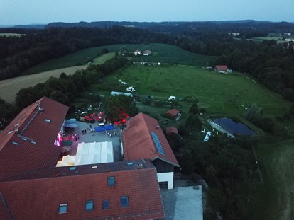 Hochzeit - Umgebung: am Land - Hochzeit Übersicht bei Nacht mit Zelt
 - Hochzeitslocation Lamplstätt - 3 Tage feiern ohne Sperrstunde