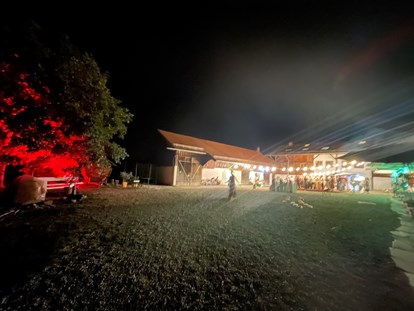 Hochzeit - Umgebung: am Fluss - Bayern - Hochzeit mit nächtlicher Beleuchtung - Hochzeitslocation Lamplstätt - 3 Tage feiern ohne Sperrstunde